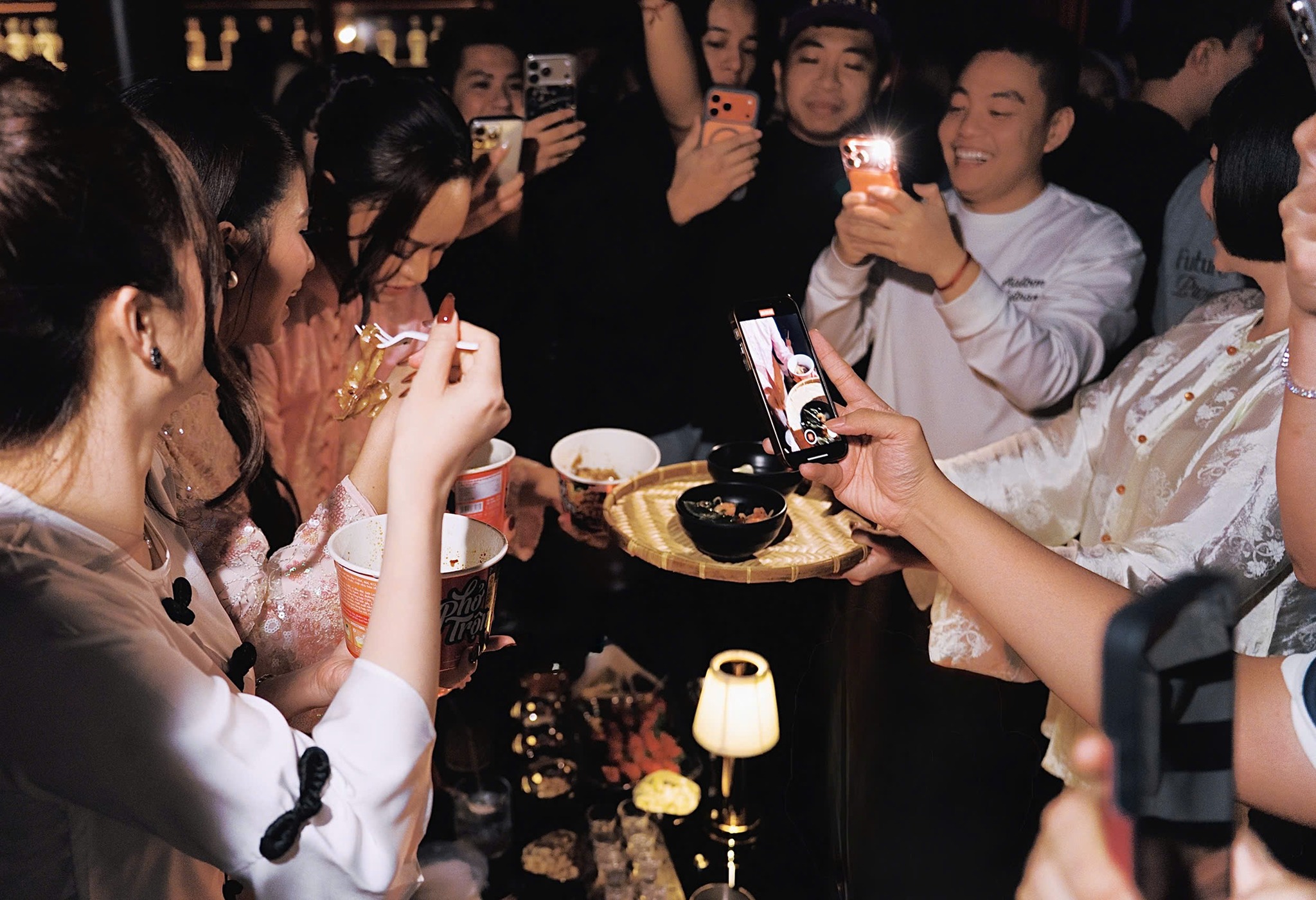 Mỗi khung hình, một đêm riêng. — 16