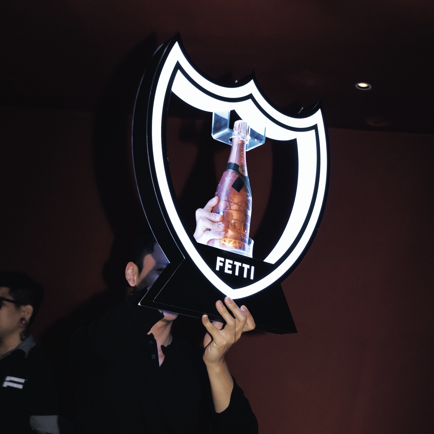 Mỗi khung hình, một đêm riêng. — 18